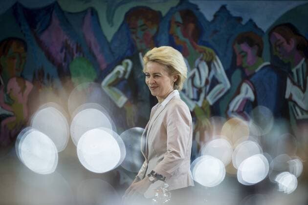 Verteidigungsministerin Ursula von der Leyen (CDU) nimmt am Mittwoch (11.11.15) in Berlin an der Kabinettssitzung teil.