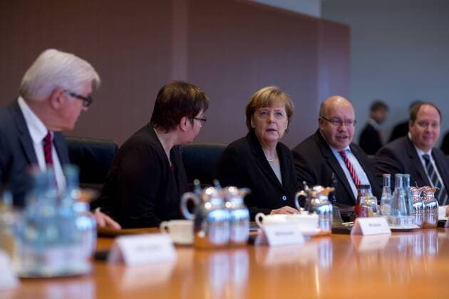 Deutschland, Berlin, Bundeskanzleramt, 81. Kabinettssitzung, v.l.n.r. Aussenminister Frank-Walter Steinmeier SPD, Iris Gleicke, Bundeskanzlerin Angela Merkel CDU, Kanzleramtsminister Peter Altmaier CDU, 11.11.2015