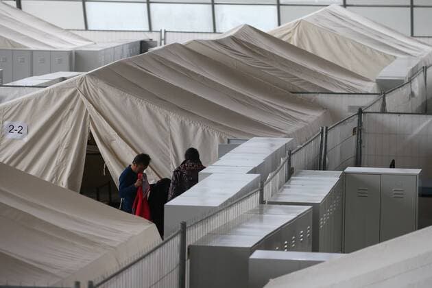 Zelte stehen am 10.11.2015 im Deutschen Pavillon auf dem ehemaligem Expo-Gelände in Hannover (Niedersachsen). Es sollen in vier Wochen 400 Flüchtlinge im Pavillon aufgenommen werden,