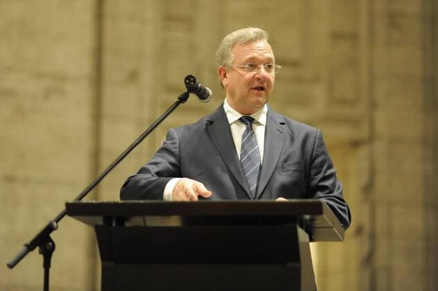 Innensenator Frank Henkel bei der Verleihung des Katastrophenschutz-Ehrenzeichens der Stufe II für langjährige Mitarbeit und außergewöhnliche Leistungen als ehrenamtlicher Helfer bei der Freiwilligen Feuerwehr, dem Technischen Hilfwerk (THW), der Deutschen Lebens-Rettungs-Gesellschaft (DLRG), dem Arbeiter-Samarita-Bund (ASB), der Johanniter Unfallhilfe (JUH), Malteser-Hilfsdienst (MHD) und dem Deutschen Roten Kreuz (DRK) Verleihung des Katastrophenschutz-Ehrenzeichens Stufe II in Berlin