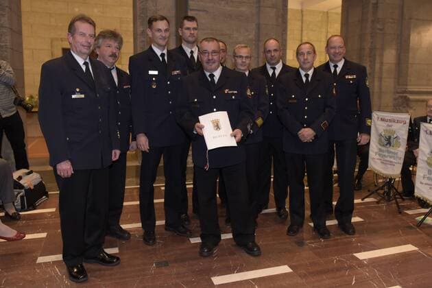 Landesbranddirektor Wilfried Gräfling (li.) mit geehrten Kameraden der Freiwilligen Feuerwehr bei der Verleihung des Katastrophenschutz-Ehrenzeichens der Stufe II für langjährige Mitarbeit und außergewöhnliche Leistungen als ehrenamtlicher Helfer bei der Freiwilligen Feuerwehr, dem Technischen Hilfwerk (THW), der Deutschen Lebens-Rettungs-Gesellschaft (DLRG), dem Arbeiter-Samarita-Bund (ASB), der Johanniter Unfallhilfe (JUH), Malteser-Hilfsdienst (MHD) und dem Deutschen Roten Kreuz (DRK) Verleihung des Katastrophenschutz-Ehrenzeichens Stufe II in Berlin