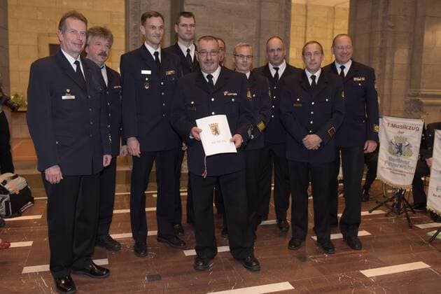 Landesbranddirektor Wilfried Gräfling (li.) mit geehrten Kameraden der Freiwilligen Feuerwehr bei der Verleihung des Katastrophenschutz-Ehrenzeichens der Stufe II für langjährige Mitarbeit und außergewöhnliche Leistungen als ehrenamtlicher Helfer bei der Freiwilligen Feuerwehr, dem Technischen Hilfwerk (THW), der Deutschen Lebens-Rettungs-Gesellschaft (DLRG), dem Arbeiter-Samarita-Bund (ASB), der Johanniter Unfallhilfe (JUH), Malteser-Hilfsdienst (MHD) und dem Deutschen Roten Kreuz (DRK) Verleihung des Katastrophenschutz-Ehrenzeichens Stufe II in Berlin