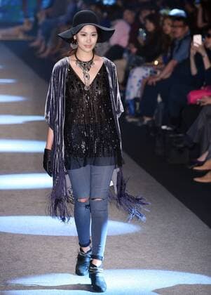 A model presents a creation by designer Isabelle Wen at a fashion show in Taipei, southeast China s Taiwan, Nov. 11, 2015. ) (ry) CHINA-TAIPEI-FASHION SHOW (CN) WuxChing-teng 