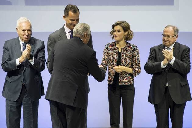 The kings of Spain make delivery of accreditation to the new ambassadors fees Marca España in his 6th edition at BBVA City in Madrid, November 12, 2015.  (20151112033) Spanisches Königspaar bei Preisverleihung in Madrid