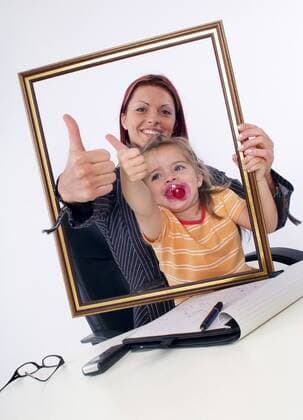 erfolgreiche Geschaeftsfrau mit Tochter am Schreibtisch sucessful businesswoman with daughter BLWS164306