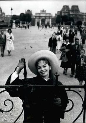 Aug. 29, 1957 - Leslie Caron: Goodbye Paris! Leslie Caron whom impersonates Gigi in the new version of Colette famous play is now leaving Paris after the finishing sequences have been completed in Tuileries Garden today. OPS: Leslie (as Gigi) waving goodbye to Paris. Aug. 29 57 Paris France - ZUMAk09_