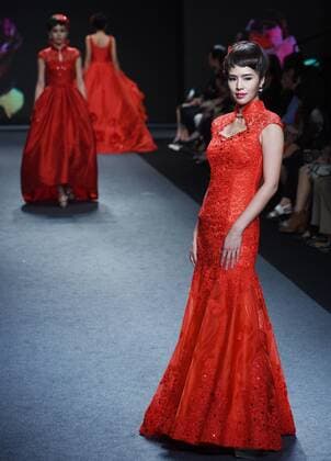 A model presents a creation by brand Londee at a fashion show in Taipei, southeast China s Taiwan, Nov. 12, 2015. ) (ry) CHINA-TAIPEI-FASHION SHOW (CN) WuxChing-teng 