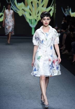 A model presents a creation by brand Londee at a fashion show in Taipei, southeast China s Taiwan, Nov. 12, 2015. ) (ry) CHINA-TAIPEI-FASHION SHOW (CN) WuxChing-teng 