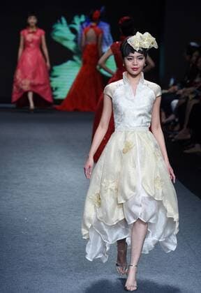 A model presents a creation by brand Londee at a fashion show in Taipei, southeast China s Taiwan, Nov. 12, 2015. ) (ry) CHINA-TAIPEI-FASHION SHOW (CN) WuxChing-teng 