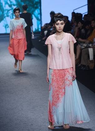 A model presents a creation by brand Londee at a fashion show in Taipei, southeast China s Taiwan, Nov. 12, 2015. ) (ry) CHINA-TAIPEI-FASHION SHOW (CN) WuxChing-teng 