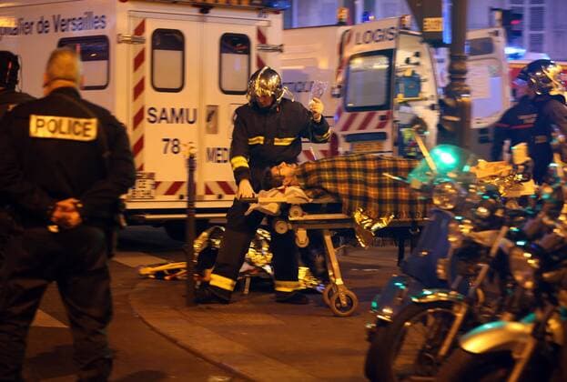 Nov. 14, 2015 - Paris, France - CORBIS OUT = Victims of the shooting at the Bataclan concert venue in central Paris are being evacuated to receive first aid. More than one hundred people were killed and many more wounded when gunmen opened fire inside the venue as the French capital has been the target of a series of deadly attacks. Paris France - ZUMAv111 Terroranschläge in Paris - Musikclub Bataclan