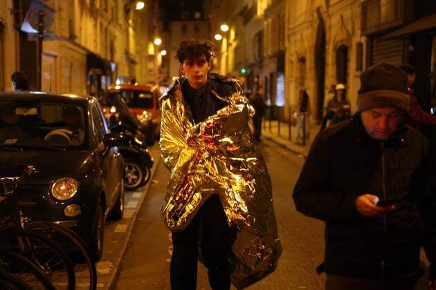 Nov. 14, 2015 - Paris, France - CORBIS OUT = Victims of the shooting at the Bataclan concert venue in central Paris are being evacuated to receive first aid. More than one hundred people were killed and many more wounded when gunmen opened fire inside the venue as the French capital has been the target of a series of deadly attacks. Paris France - ZUMAv111 Terroranschläge in Paris - Musikclub Bataclan