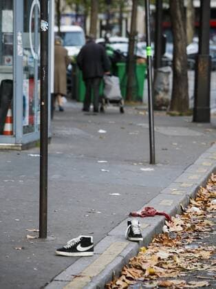 Belongings of victims are seen on the ground outside the Bataclan concert hall in Paris, France, Nov. 14, 2015. ) (zjy) FRANCE-PARIS-ATTACK-BATACLAN CONCERT HALL ZhouxLei 