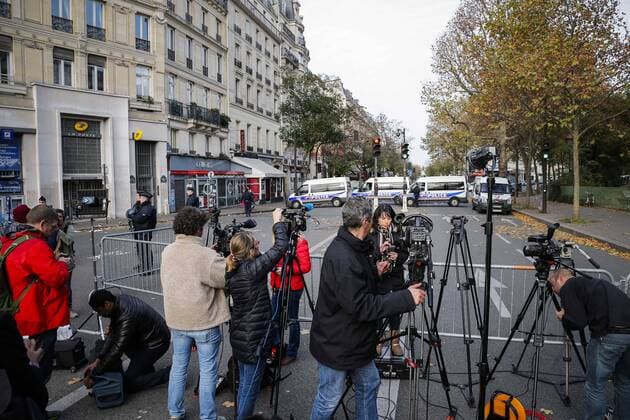 Journalists gather near the Bataclan concert hall in central Paris, France, Nov. 14, 2015. Over 100 people were killed in a mass hostage-taking at a Paris concert hall Friday and many more were feared dead in a series of bombings and shootings. ) FRANCE-PARIS-ATTACK-MEDIA ZhouxLei  Terroranschläge in Paris - Musikclub Bataclan