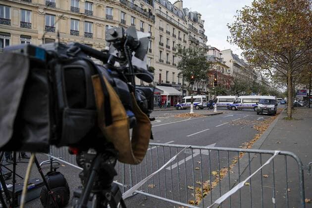 Journalists wait outside the Bataclan concert hall in Paris, France, Nov. 14, 2015. ) (zjy) FRANCE-PARIS-ATTACK-SCENE ZhouxLei  Terroranschläge in Paris - Musikclub Bataclan