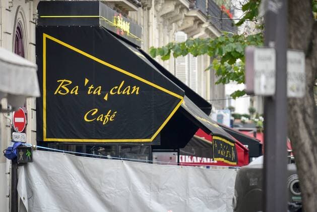 Nach den Terroranschlägen in Paris - Bataclan - Paris - 14 11 2015 FedericoPestellini Panoramic  Terroranschläge in Paris - Musikclub Bataclan