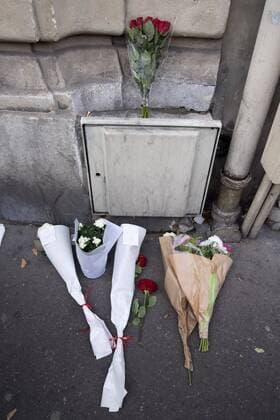 Frankreich, Paris, France, Paris, 14 november 2015. Flowers are laid at the crime scene. Blood stains and clothes and medical supplies lie shattered on the sidewalk streets near the crime scene. The day after the terroristic attacks on Bataclan theater and restaurants a day of national mourning was anounced.  51662969 Terroranschläge in Paris - Musikclub Bataclan