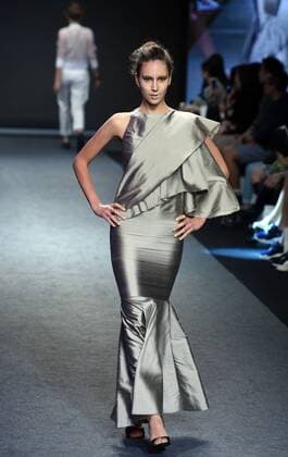 (151115) -- TAIPEI, Nov. 14, 2015 -- A model presents a creation by designer Austin Wu during a fashion show in Taipei, southeast China s Taiwan, Nov. 14, 2015. Hsu released her Spring Summer 2016 collection here Saturday.) (ry) CHINA-TAIPEI-FASHION SHOW (CN) WuxChing-teng  Modenschau in Taipeh
