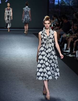 (151115) -- TAIPEI, Nov. 14, 2015 -- A model presents a creation by designer Hsu Yen-lin during a fashion show in Taipei, southeast China s Taiwan, Nov. 14, 2015. ) (ry) CHINA-TAIPEI-FASHION SHOW (CN) WuxChing-teng  Modenschau in Taipeh