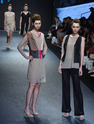 (151115) -- TAIPEI, Nov. 14, 2015 -- Models present creations by designer Hsu Yen-lin during a fashion show in Taipei, southeast China s Taiwan, Nov. 14, 2015. ) (ry) CHINA-TAIPEI-FASHION SHOW (CN) WuxChing-teng  Modenschau in Taipeh