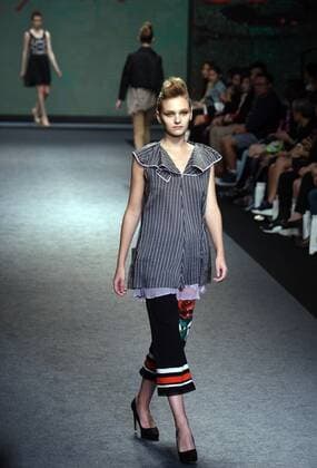 (151115) -- TAIPEI, Nov. 14, 2015 -- A model presents a creation by designer Hsu Yen-lin during a fashion show in Taipei, southeast China s Taiwan, Nov. 14, 2015. ) (ry) CHINA-TAIPEI-FASHION SHOW (CN) WuxChing-teng  Modenschau in Taipeh
