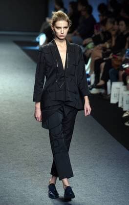 (151115) -- TAIPEI, Nov. 14, 2015 -- A model presents a creation by designer Austin Wu during a fashion show in Taipei, southeast China s Taiwan, Nov. 14, 2015. ) (ry) CHINA-TAIPEI-FASHION SHOW (CN) WuxChing-teng  Modenschau in Taipeh
