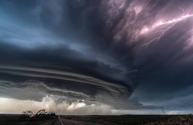 IMAGO Nature: Unsere Erde, Klimawandel, Wirbelstürme May 20, 2014 - OKLAHOMA, USA: MEET THE female elementary teacher who was inspired by Hollywood film Ã¢â‚¬Å TwisterÃ¢â‚¬Â and now risks her life to bring you these extraordinary photos of supercell thunderstorms and tornados. Pictures show how the 31-year-old Valentina Abinanti from Galliate, Italy battles winds of over 100-miles-per-hour, over her decade long stormchasing career, which has seen her encounter 70 tornados and four hundred storms. On May 31st 2013, Valentina even survived one deadly tornado, El Reno, the widest in recorded history, which killed three fellow stormchasers and is remembered by the community as the darkest moment in stormchasing history.  - ZUMAm14