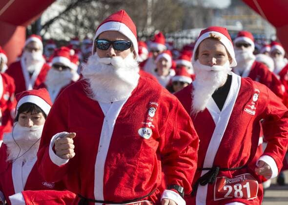 TORONTO -- Participants dressed as Santa Claus take part in the 2015 Santa 5K Run in Hamilton, Ontario, Canada, Nov. 15, 2015. Hundreds of runners participated in this annual 5K race to support a charity on Sunday. Zou Zheng) (SP)CANADA-ONTARIO-HAMILTON-SANTA 5K RUN yanzhonghua 