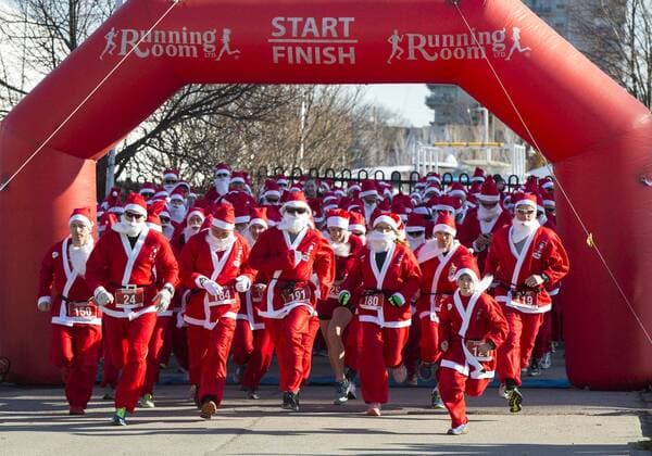 TORONTO -- Participants dressed as Santa Claus take part in the 2015 Santa 5K Run in Hamilton, Ontario, Canada, Nov. 15, 2015. Hundreds of runners participated in this annual 5K race to support a charity on Sunday. Zou Zheng) (SP)CANADA-ONTARIO-HAMILTON-SANTA 5K RUN yanzhonghua 
