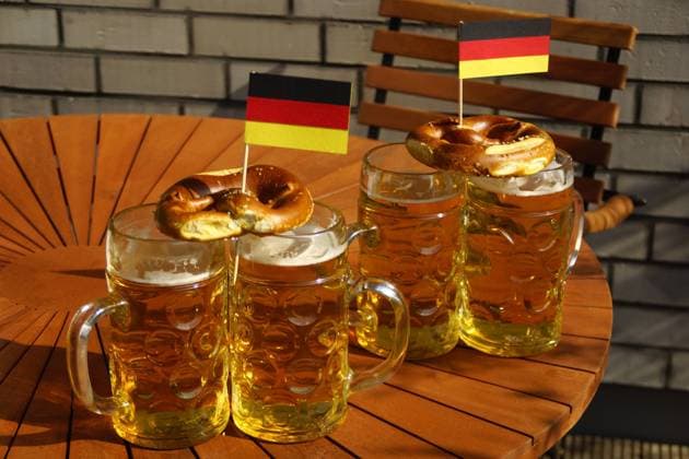 Bierkrüge mit Brezel  1000004339