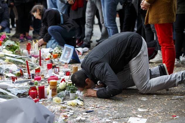 Nov. 16, 2015 - Paris, France - Paris, France. A man praying at a memorial outside Bataclan Cafe in Paris, France following the Paris terror attacks on Monday, 16 November 2015. Paris  - ZUMAl94_
