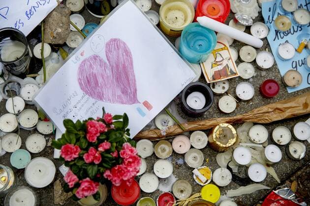 Nov. 16, 2015 - Paris, France - Paris, France. Mourners visit a memorial outside Bataclan Cafe in Paris, France following the Paris terror attacks on Monday, 16 November 2015. Paris  - ZUMAl94_