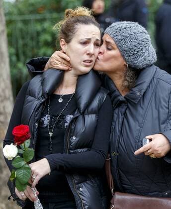 Nov. 16, 2015 - Paris, France - Paris, France. Mourners visit Bataclan Cafe in Paris, France following the Paris terror attacks on Monday, 16 November 2015. Paris  - ZUMAl94_
