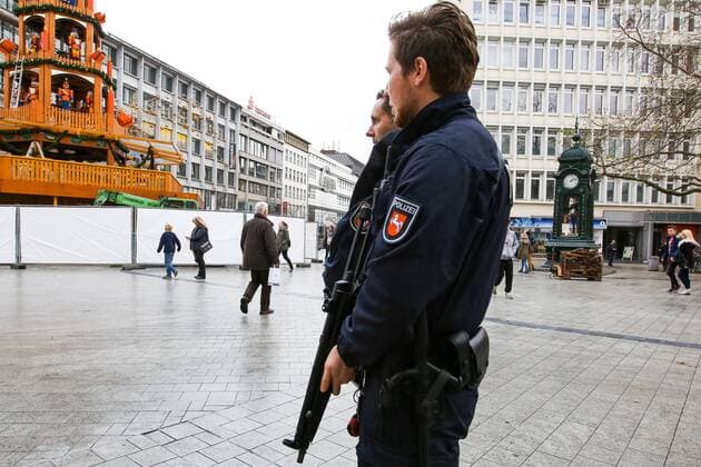 Polizeikräfte stehen am 17.11.2015 , mit Maschinenpistolen bewaffnet im Vorfeld des Fußball-Länderspiels Deutschland - Niederlande in der Innenstadt von Hannover, Nach den Terroranschlägen in Paris findet das Länderspiel am Abend unter verstärkten Sicherheitsvorkehrungen statt,