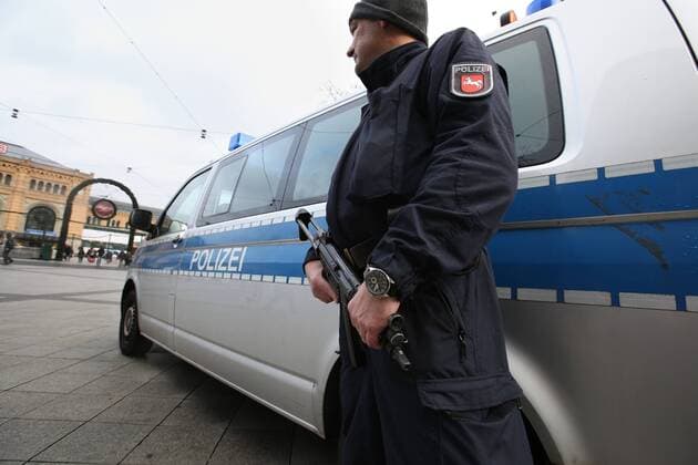 Polizeikräfte stehen am 17.11.2015 , mit Maschinenpistolen bewaffnet im Vorfeld des Fußball-Länderspiels Deutschland - Niederlande in der Innenstadt von Hannover, Nach den Terroranschlägen in Paris findet das Länderspiel am Abend unter verstärkten Sicherheitsvorkehrungen statt,