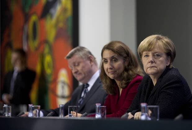 Deutschland, Berlin, Bundeskanzleramt, 8. Integrationsgipfel, Gesundheitsminister Hermann Gröhe CDU, Staatsministerin für Migration Aydan ÖzoÄüuz SPD, Bundeskanzlerin Angela Merkel CDU, 17.11.2015