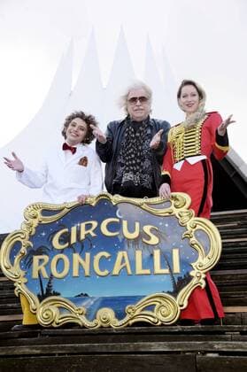 Clown Mikhail Usov, Zirkusdirektor Bernhard Paul und Castingleiterin Doro Kipp beim Fototermin zum 12. Roncalli Weihnachtscircus im Tempodrom. Berlin, 19.11.2015 Foto:xFredericx xFuturexImage
