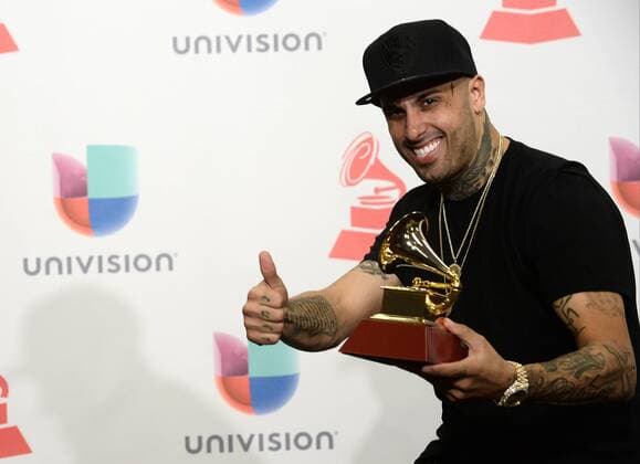 Nicky Jam poses in the pressroom with the award for Best Urban Performance for El Perdon during the 16th Annual Latin Grammy Awards at the MGM Grand Garden Arena in Las Vegas, Nevada on November 19, 2015.  LAV20151119630 JIMxRUYMEN