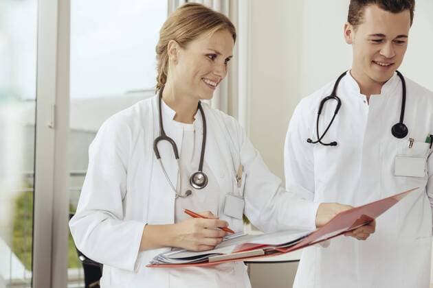 Model Released: Ärzte im Krankenhaus Doctors doing their ward round  MFF002472