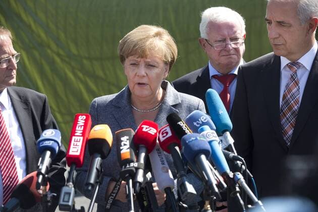 Deutschland, Heidenau, Asylbewerberunterkunft Heidenau, Besuch von Bundeskanzlerin Angela Merkel CDU, v.l.n.r. Jürgen Opitz, Angela Merkel, Rudolf Seiters, Stanislaw Tillich, 26.08.2015