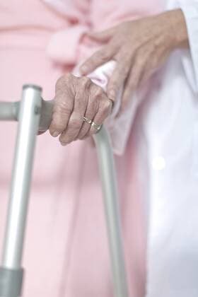 Model Released: Senioren im Krankenhaus Elderly patient with walking frame being supported model released Symbolfoto property released  ZEF007238