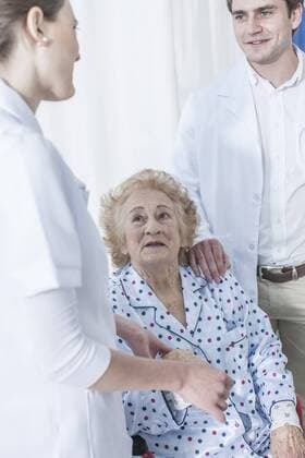 Model Released: Senioren im Krankenhaus Doctor and nurse with elderly patient model released Symbolfoto property released  ZEF007270