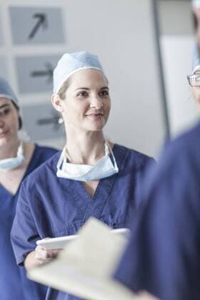 Model Released: Ärzte im Krankenhaus Doctors discussing in hospital model released Symbolfoto property released  ZEF007309