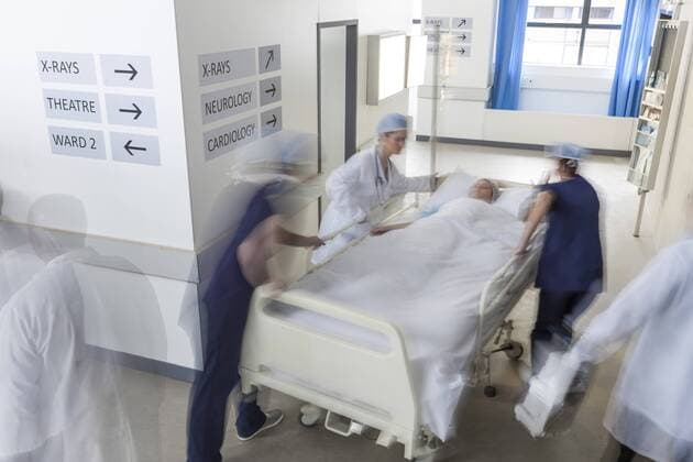 Model Released: Ärzte im Krankenhaus Doctors pushing a bed with patient model released Symbolfoto property released  ZEF007332