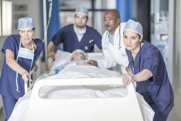 Model Released: Ärzte im Krankenhaus Doctors pushing a bed with patient model released Symbolfoto property released  ZEF007333