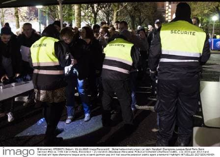Sicherheitsvorkehrungen vor dem Handball Champions-League-Spiel Paris Saint Germain PSG vs. THW Kiel in Paris, Frankreich - 21 11 2015 JBAutissier Panoramic 