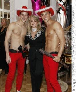 Bonnie Tyler mit zwei Modells. Harald Glööckler Christmas-Party im Showroom Berlin am 29.11.2009. Glööckler Christmas Party 2009