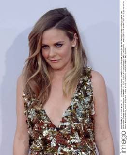 Actress Alicia Silverstone arrives for the 43rd annual American Music Awards held at Microsoft Theater in Los Angeles on November 22, 2015.  LAP20151122103 JIMxRUYMEN