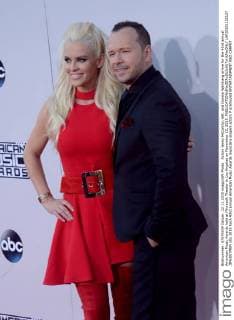 Actors Jenny McCarthy, left, and Donnie Wahlberg arrive for the 43rd annual American Music Awards held at Microsoft Theater in Los Angeles on November 22, 2015.  LAP20151122127 JIMxRUYMEN