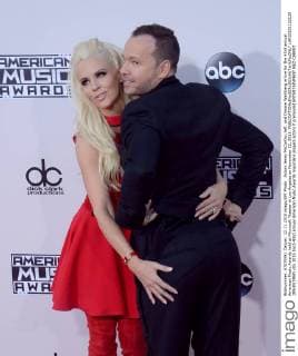 Actors Jenny McCarthy, left, and Donnie Wahlberg arrive for the 43rd annual American Music Awards held at Microsoft Theater in Los Angeles on November 22, 2015.  LAP20151122128 JIMxRUYMEN